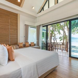 Kamer "Grand Deluxe" met een King Size Bed en Uitzicht op het Strand